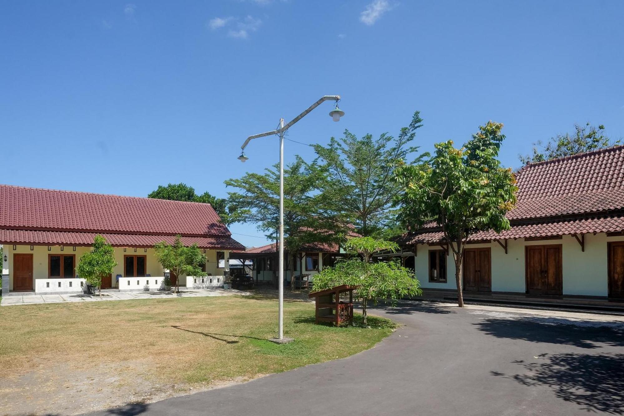 โอโย 2634 กรียา บิโรโว Hotel Wonosari ภายนอก รูปภาพ